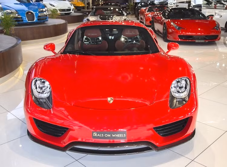 Được một đại gia Dubai đặt hàng, chiếc siêu xe Porsche 918 Spyder này có điểm nổi bật là màu đỏ tươi vốn đã trở thành hình ảnh của "đối thủ truyền kiếp" Ferrari. Gần như toàn bộ thân xe đã được phủ trong màu đỏ, ngay cả bộ mui có thể tháo rời bằng sợi carbon.