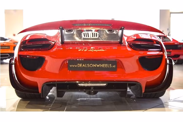 Hiện tại, do đã ngừng sản xuất nên mỗi siêu xe 918 Spyder có thể bị "thét giá" lên tới hàng triệu USD khi được bán trao tay, do Porsche chỉ sản xuất đúng 918 chiếc. Chính vì vậy, mức giá 1,6 triệu USD (tương đương 36,3 tỷ đồng) của siêu xe 918 Spyder màu đỏ này có thể coi là khá "hời".