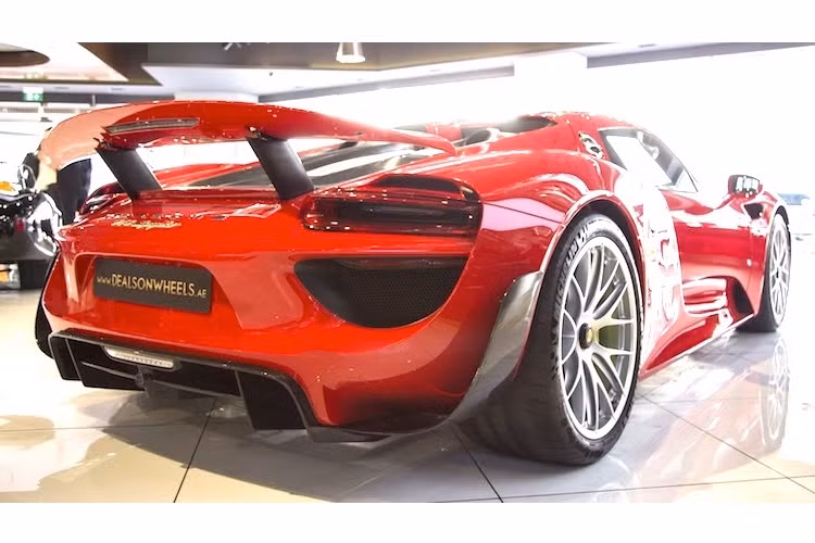 Với gói Weissach, tốc độ tối đa của 918 Spyder sẽ bị giảm nhẹ do có lực nén thân xe xuống mặt đường cao hơn. Đổi lại, chiếc xe chỉ mất 2,6 giây để tăng tốc từ 0-100 km/h (giảm 0,2 giây so với phiên bản không Weissach) cùng độ bám đường cao hơn, giúp xe có thể giảm tổng thời gian hoàn thành mỗi vòng đua xuống.