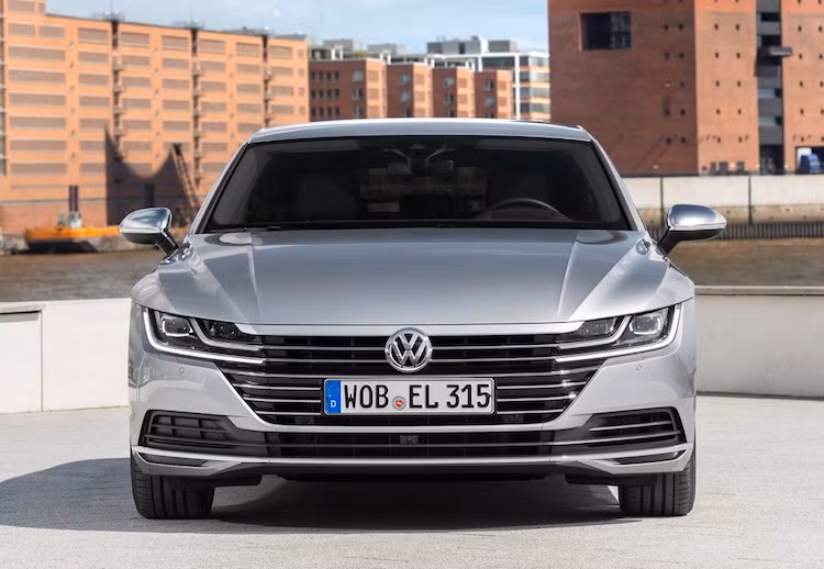 Sở hữu ngôn ngữ thiết kế quen thuộc của thương hiệu Volkswagen nhưng so với các dòng xe khác của hãng, Arteon nổi bật và quyến rũ hơn nhiều. Điểm nhấn độc đáo nhất của chiếc xe là cụm lưới tản nhiệt nhập làm một với đèn pha trước, với các chóa pha LED được ngăn với nhau bởi các nan lưới tản nhiệt.