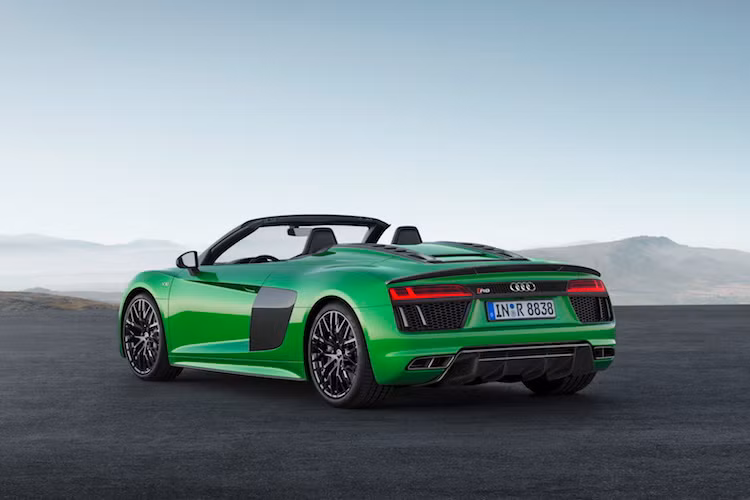 R8 Spyder Plus mới vẫn sử dụng kết cấu mui gập mềm có khả năng giấu gọn vào khoang chứa phía sau người lái, trên động cơ. Bộ mui này chỉ mất 20 giây để đóng mở và có thể hoạt động dưới tốc độ 50 km/h. Cửa kính phía sau của chiếc xe có thể điều khiển độc lập, đồng nghĩa người lái có thể hạ nó xuống ngay mui đang đóng.