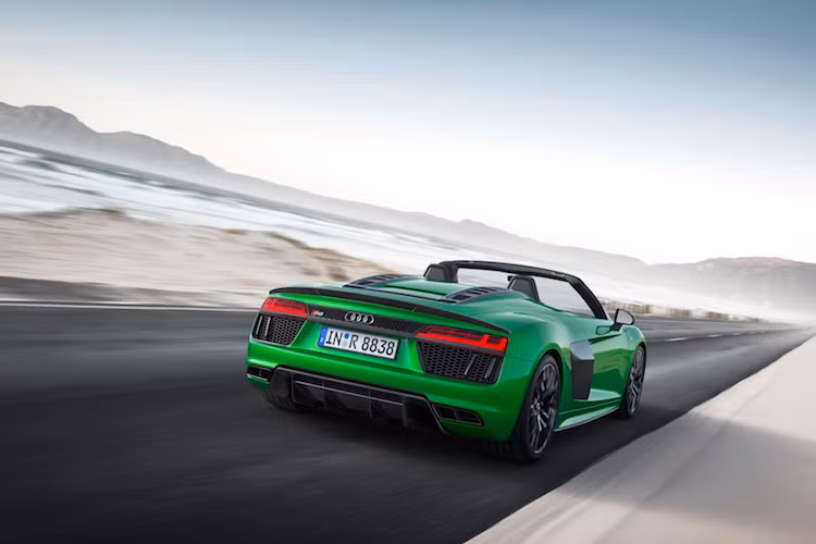 Audi R8 Spyder Plus thế hệ mới sẽ được sản xuất thủ công duy nhất tại nhà máy của Audi ở Neckarsulm - Đức. Khách hàng cũng có thể tùy ý "cá nhân hóa" nội thất và ngoại thất chiếc xe theo ý muốn. Tại thị trường Đức, giá bán của xe là 207.500 Euro (tương đương 5,25 tỷ đồng).