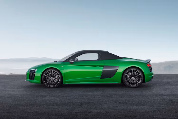 Audi R8 Spyder Plus mới sở hữu kiểu dáng tương tự bản R8 Spyder thường, với khác biệt duy nhất là màu sơn xanh Micrommata. Điểm khác biệt lớn nhất của chiếc xe nằm ở phần đuôi với nắp che mui gập kín, thay vì nắp kính trong suốt trên phiên bản R8 Coupe. Tuy nhiên nắp này có thiết kế rất giống với R8 Spyder thế hệ trước.