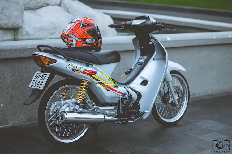 Chiếc xe số phổ thông Honda Wave 110 Thái Lan đã được người chơi xe tại Việt Nam kiểng lại với một số món phụ tùng nâng cấp tới từ những hãng nổi tiếng.