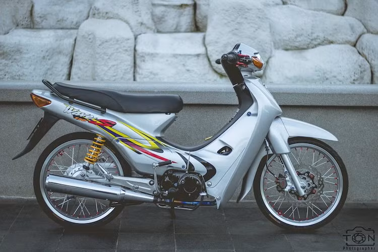 Vốn là mẫu xe thường được người dân Việt sử dụng cho nhu cầu đi lại hàng ngày nhưng khi rơi vào tay của dân chơi xe, Honda Wave Thái cũng có thể trở thành một chiếc xe đầy phong cách. Với một loạt phụ tùng "hàng hiệu", một biker Đồng Nai đã "dọn kiểng" chiếc Wave 110 Thái Lan, khiến chiếc xe không mất đi vẻ đẹp nguyên bản nhưng đã trở nên nổi bật hơn.