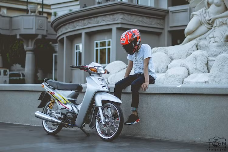 Tại Việt Nam, trước khi được "phổ cập hóa" với phiên bản Wave Alpha sản xuất tại Việt Nam, người Việt đã được biết tới Honda Wave Thái do mẫu xe này được nhập nguyên chiếc từ Thái Lan. Có thể nói, Honda Wave đã trở thành "hậu duệ" của những Super Cub và Dream trước đó để trở thành một trong những mẫu xe số phổ thông được ưa chuộng nhất tại Việt Nam.