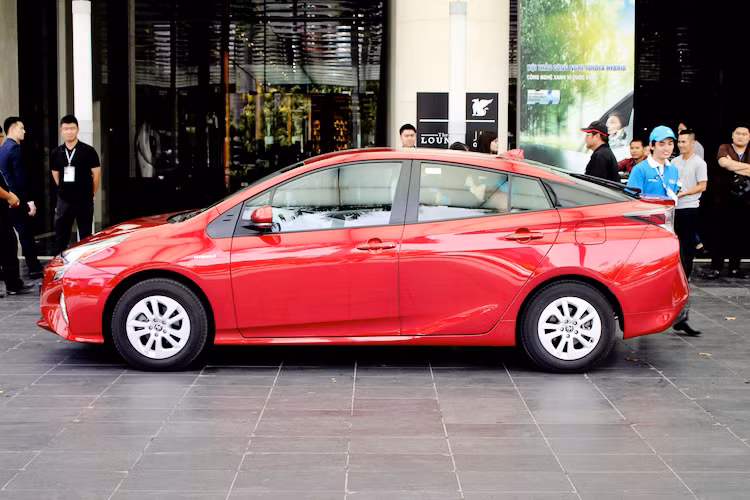 Giống như thế hệ thứ 3, Prius cũng được thiết kế với thân xe hình nêm để đạt hệ số cản khí động học thấp nhất có thể, từ đó dẫn tới việc tiết kiệm nhiên liệu. Ngoài ra, kiểu dáng của Prius mới còn chịu ảnh hưởng sâu sắc từ mẫu xe chạy tế bào nhiên liệu hydro Mirai.