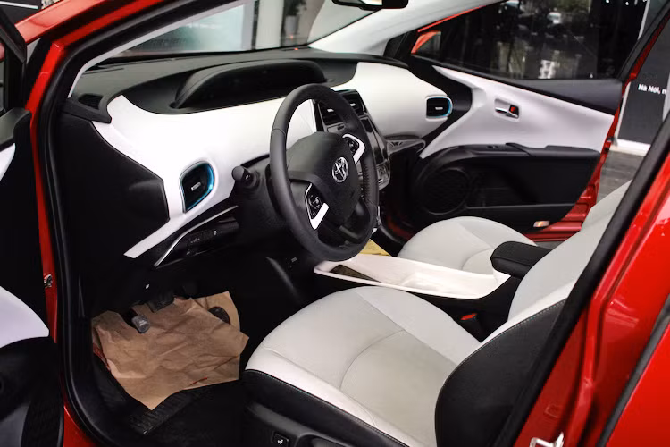So với nhiều mẫu xe hạng C đang có mặt tại Việt Nam, các trang bị bên trong Prius không có gì quá vượt trội và chỉ ở mức "đủ đùng". Ghế ngồi trước của xe chỉ có khả năng điều chỉnh điện lên xuống, thay vì chỉnh điện hoàn toàn. Nội thất xe được bọc da.