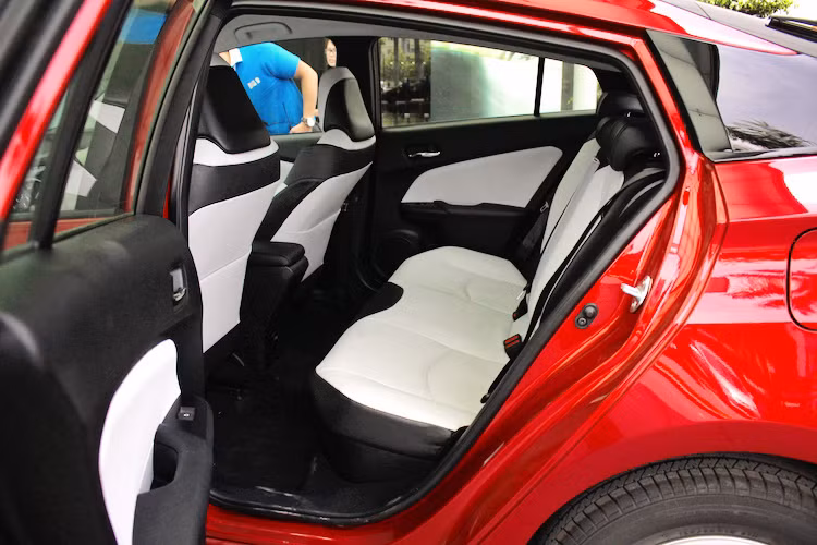 Hàng ghế phía sau có không gian để chân rộng rãi, nhưng trần lại khá thấp do vòm mui của Prius được vuốt thuôn về phía sau nhằm giảm hệ số cản khí động học. Hệ thống điều hòa trung tâm cho hàng ghế sau thậm chí còn không được trang bị cho xe.
