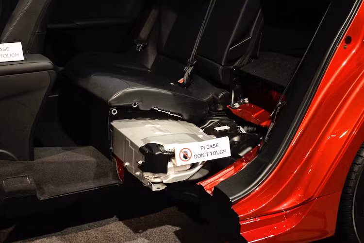 Mô-tơ điện của xe có công suất 72 mã lực/163 Nm và sử dụng nguồn phát chính từ khối pin Nickel-hydride có dung lượng lên tới 1,31 kWh. Gồm có 28 module pin ghép từ 168 cell pin, khối pin của Prius nằm gọn dưới ghế ngồi sau, khiến không gian nội thất và khoang hành lý của xe không bị giảm thể tích.