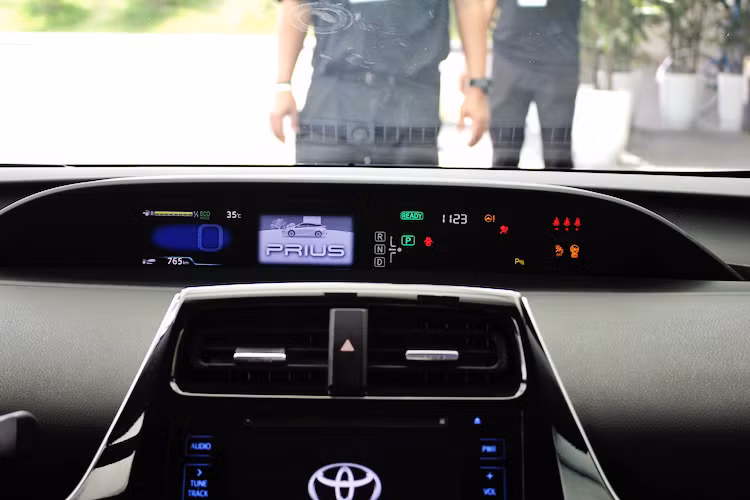 Khác với đa số những mẫu xe khác hiện nay, bảng đồng hồ của Prius được dời ra giữa bảng táp-lô và gồm 2 màn hình màu hiển thị đa thông tin chính. Ngoài ra, chiếc xe còn có thêm một số các đèn báo tình trạng hoạt động của các hệ thống, tương tự như những mẫu xe thông thường khác.