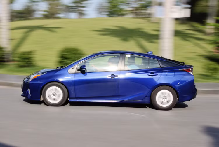 Trong những trường hợp cần tới công suất lớn như khi tăng tốc hay leo dốc, mô-tơ điện sẽ đóng vai trò là bộ đề để kích hoạt động cơ xăng cùng hoạt động. Khi đạp "lút ga", Prius mất 1 giây trễ để động cơ xăng bắt đầu kích hoạt. Tuy nhiên khi cả 2 nguồn động lực đều hoạt động, chiếc xe đem tới khả năng tăng tốc rất tốt.