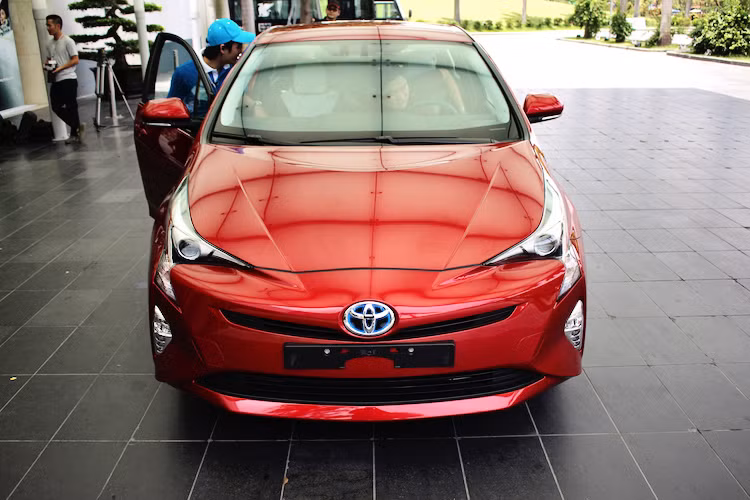 Tính tới nay, Toyota Prius đã trải qua tổng cộng là 4 thế hệ, trong đó thế hệ mới nhất được ra mắt lần đầu trên Thế giới vào tháng 9/2015. Chiếc xe có kích thước được liệt vào phân khúc xe hạng C - tương đương với một số dòng xe tại Việt Nam như Toyota Corolla Altis, Mazda 3, Chevrolet Cruze...