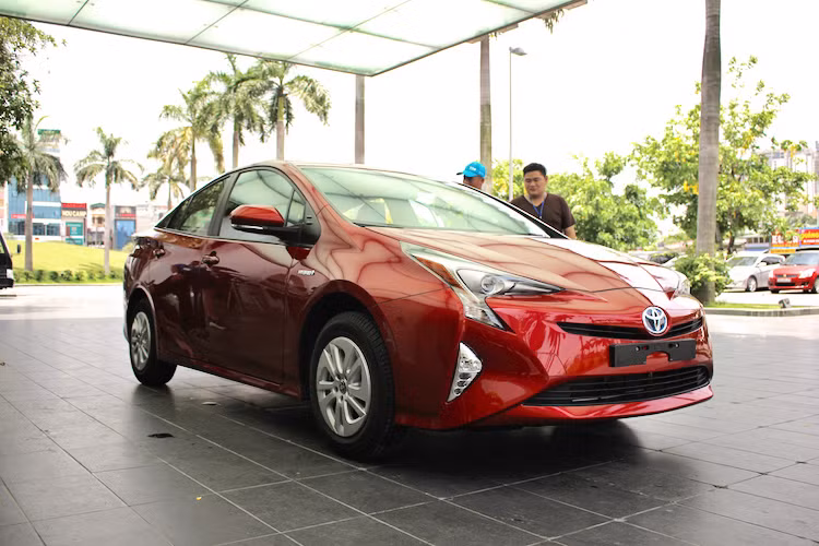 Toyota Prius là mẫu hatchback cỡ trung, được ra mắt lần đầu vào năm 1997 tại Nhật. Prius chính là mẫu xe với hệ động lực kết hợp giữa xăng - điện (hybrid) đầu tiên được sản xuất hàng loạt trên Thế giới.