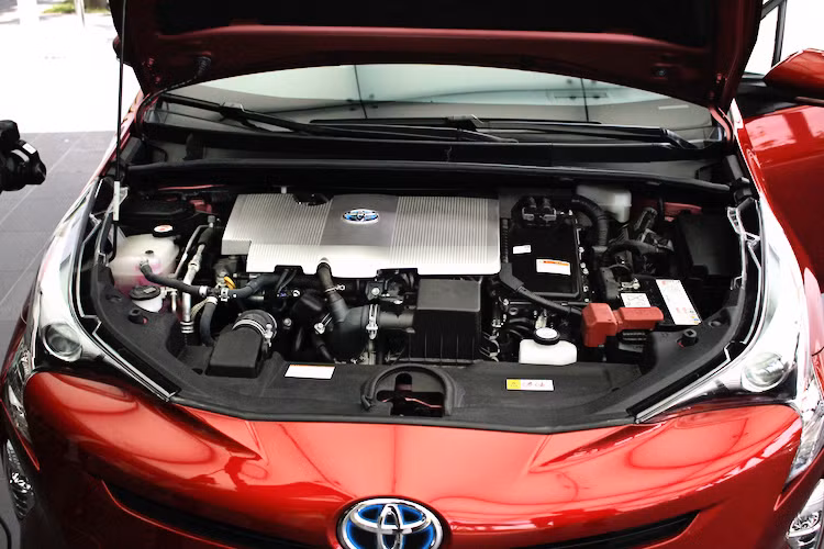 Toyota đã nghiên cứu để hệ động lực hybrid trên Prius mới trở nên tiết kiệm nhiên liệu hơn 10% so với thế hệ cũ. Nằm dưới khoang máy của Prius là động cơ 1.8l DOHC 4 xi-lanh thẳng hàng nạp khí tự nhiên với công suất 98 mã lực/142 Nm, đặt ngay cạnh mô-tơ điện đồng thời đóng vai trò là máy phát điện.