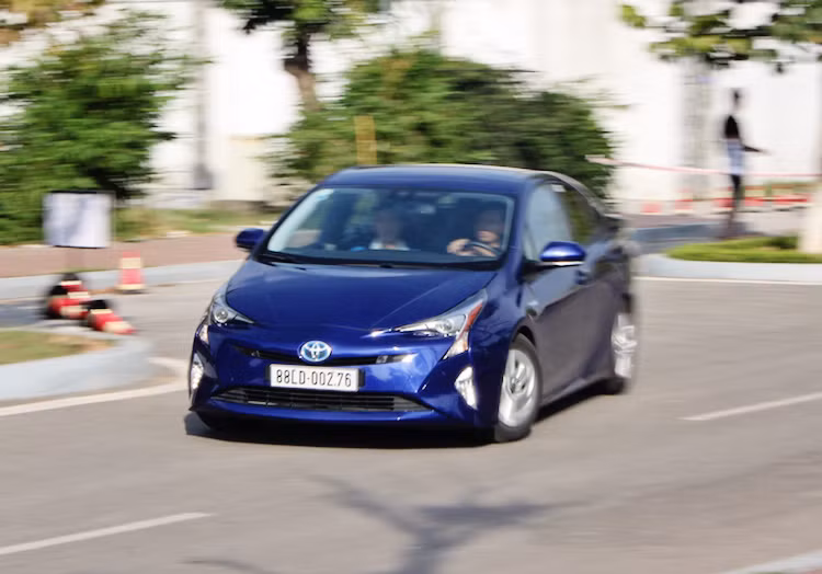 Với khối pin nhỏ gọn và đặt thấp dưới sàn xe, Prius có trọng tâm thấp. Cùng với kích thước tương đối nhỏ, chiếc xe có thể dễ dàng xoay trở ở những khu vực hẹp. Với hệ động lực hybrid kết hợp mượt mà giữa động cơ xăng và mô-tơ điện, Prius có mức tiêu thụ nhiên liệu trong thành phố chỉ khoảng hơn 3 lít/100 km và có thể đạt 2,5 lít ở xa lộ. Hàm lượng khí thải CO2 của xe chỉ đạt 70-76g/km.