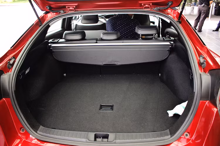Có kiểu dáng thân xe hatchback nên Prius đạt không gian khoang hành lý rất lớn. So với thế hệ trước, Prius thế hệ mới dài hơn 60 mm, rộng hơn 15 mm và cao hơn 20 mm. Thể tích khoang hành lý của Prius là 501 lít và có thể được mở rộng bằng cách gập hàng ghế sau lại.