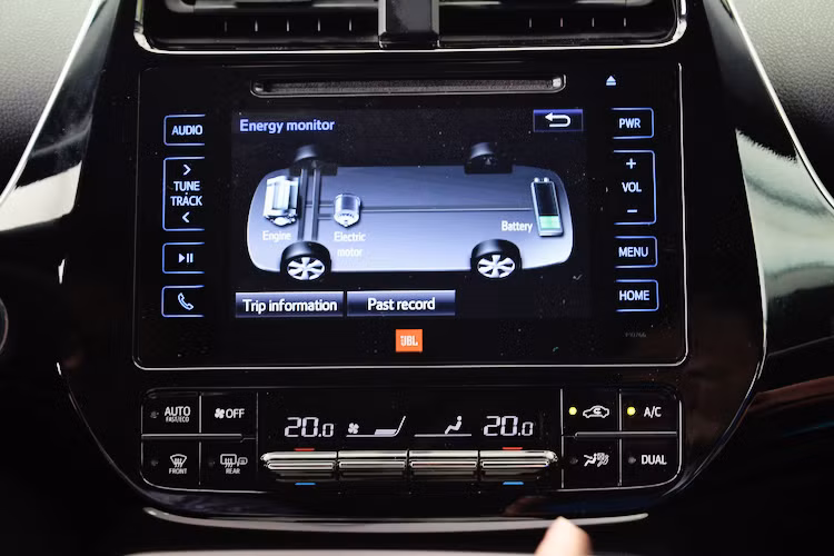 Nằm giữa bảng điều khiển trung tâm của xe là hệ thống thông tin giải trí với màn hình cảm ứng của JBL đã từng xuất hiện trên nhiều mẫu xe Toyota khác. Tuy nhiên, điểm đặc biệt của hệ thống trên Prius là chế độ hiển thị hoạt động của hệ động lực xăng-điện hybrid trên chiếc xe.