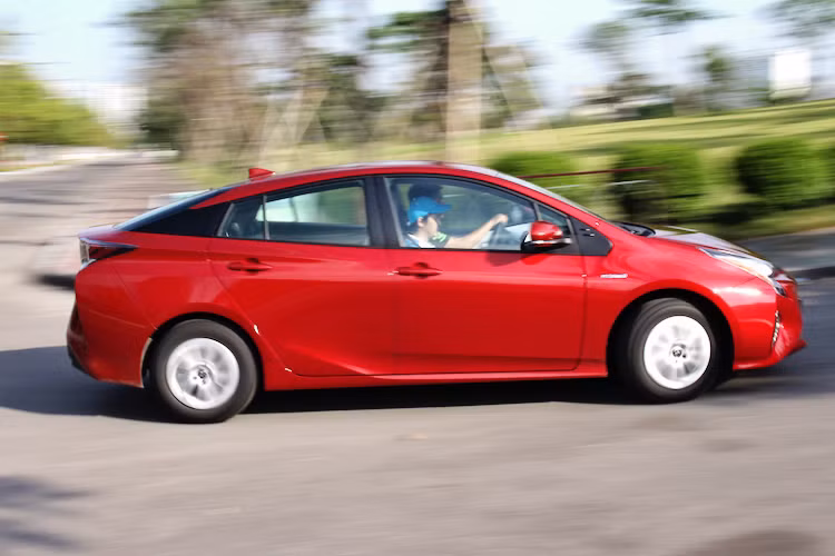 Khi đạt tốc độ ổn định, năng lượng từ động cơ xăng sẽ được bộ PCU chia một phần dư thừa để sạc pin. Tùy thuộc vào tốc độ, chiếc xe sẽ quyết định có dùng kèm với mô-tơ điện hay không. Ngoài ra, pin có thể còn được sạc khi xe giảm tốc và phanh. Lúc này, mô-tơ điện sẽ trở thành máy phát, tận dụng động năng từ các bánh trước để chuyển thành điện sạc pin.