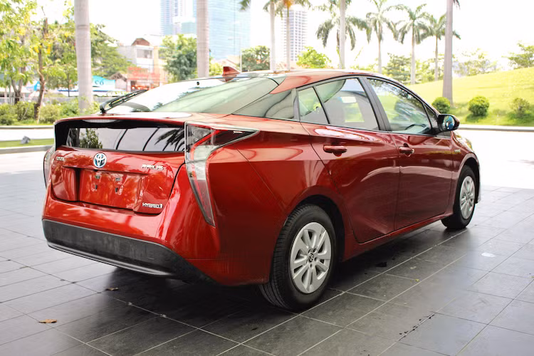 Chiếc xe có chiều dài 4540 mm, rộng 1760 mm, cao 1470 mm và trục cơ sở dài 2700 mm Prius thế hệ thứ 4 cũng là mẫu xe đầu tiên của Toyota sử dụng nền tảng chassis chung toàn cầu dành cho các dòng xe mới của hãng, với tên gọi TNGA.