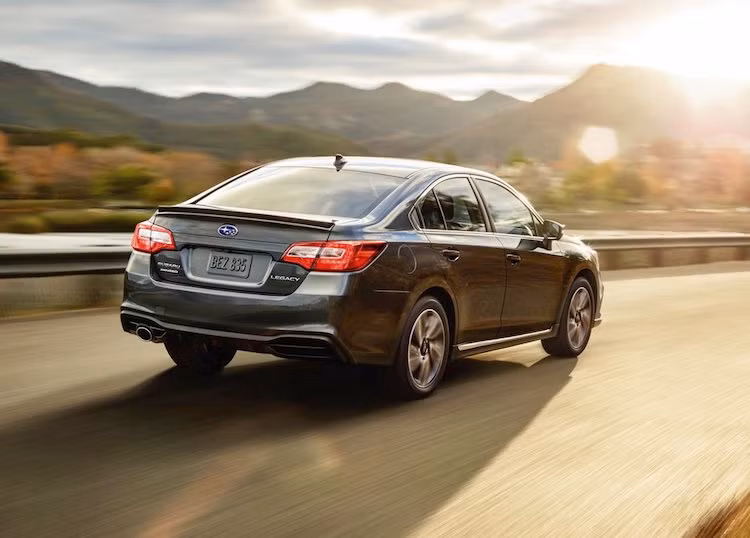 Trong khi đó, dòng sedan cỡ trung cạnh tranh với Toyota Camry là Legacy 2018 cũng được bổ sung thêm phiên bản 2.5 Sport, cũng có lưới tản nhiệt tối màu hơn và mâm 5 cánh kép xoắn kép 18 inch.