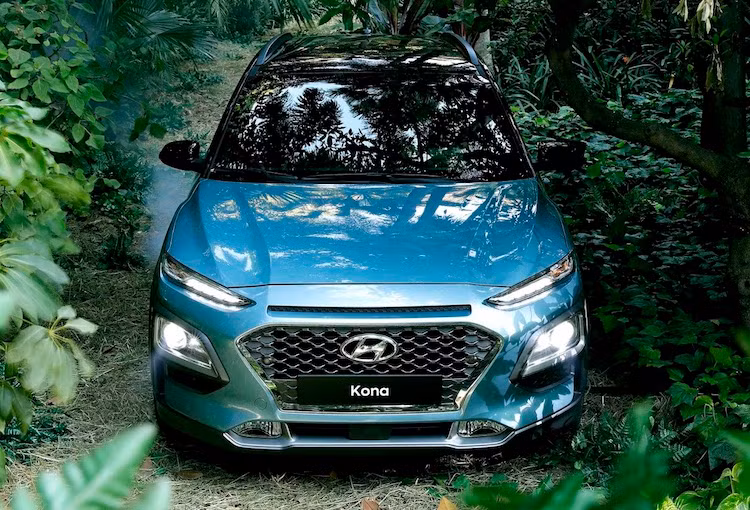 Được đặt tên theo một quận trên đảo Big Island ở Hawaii, Kona sở hữu thiết kế trẻ trung, phá cách và năng động. Thay vì nằm phía trên, chiếc xe được bố trí 2 đèn pha nằm cạnh lưới tản nhiệt Cascading Grille mới của Hyundai. Trong khi đó, cặp đèn LED chiếu sáng ban ngày thanh mảnh, sắc sảo ở vị trí đèn pha truyền thống khiến phần đầu của Kona trở nên thanh mảnh hơn.