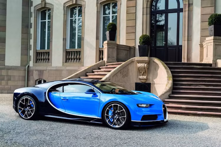 Bugatti Chiron (2,5 triệu USD): Động cơ dung tích 8.0L của Chiron có 16 xi-lanh và được bơm nhiên liệu bởi 32 kim phun và 4 tăng áp. Mỗi phút, khối động cơ cần nạp 60.000 lít không khí. Sự ma sát và quá trình đốt trong cũng sản sinh ra nhiệt lượng lớn vì thế, Chiron cần đến 10 bộ tản nhiệt.