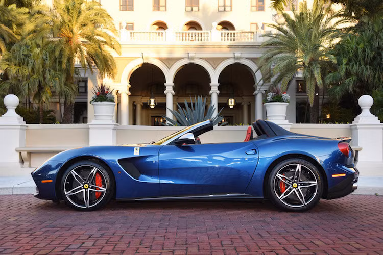 Ferrari F60 America (2,5 triệu USD): Năm 2014, Ferrari muốn kỷ niệm 60 năm ở thị trường Bắc Mỹ nên hãng đã tạo ra phiên bản giới hạn của F60 America, Stars and Stripes. Xe được trang bị động cơ V12 mạnh mẽ cho khả năng tăng tốc từ 0 đến 100 km/h chỉ trong 3,1 giây. Xe rất hiếm vì chỉ có 10 chiếc được bán ra.