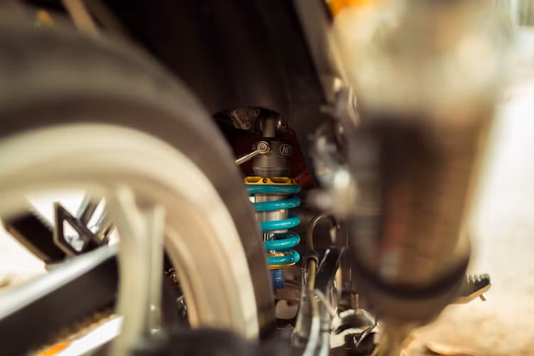 Một nâng cấp rất đáng giá nằm ở khu vực phía sau chiếc xe là cây phuộc monoshock Nitron R2 USA. Kết hợp cùng bộ lốp bám đường và trợ lực Ohlins, chi tiết này đã cải thiện đáng kể sự ổn định của chiếc Z125 khi vận hành trên đường.