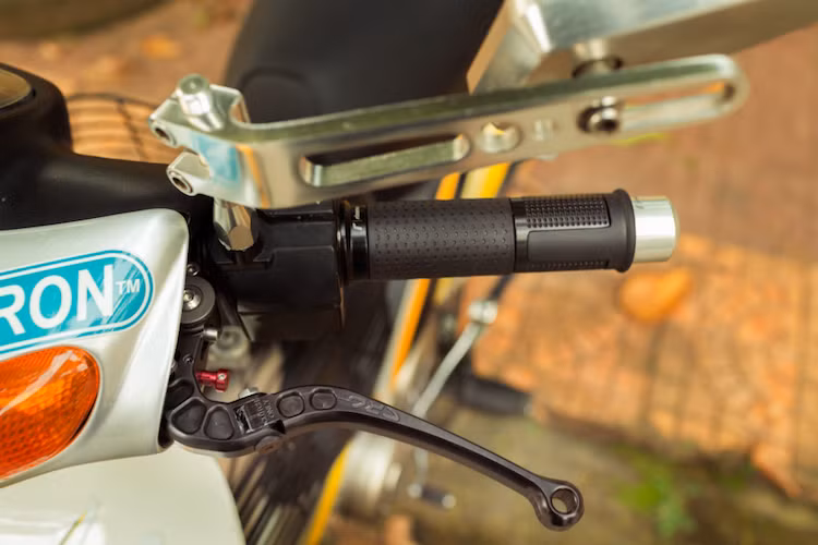 Ở phía bên trái tay lái là một số món "đồ chơi" như tay côn CRG GP và gương hậu Rizoma. Nằm ở cả 2 đầu tay lái là bao tay Rizoma Lux và gù tay lái Rizoma. Cây trợ lực Ohlins được giấu khéo léo dưới cổ xe khiến Z125 ổn định hơn ở tốc độ cao.