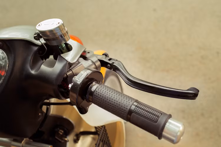 Hệ thống phanh trước của chiếc xe đã được hoàn thiện khá "khủng" với cùm phanh Brembo Billet GP đắt giá và bình dầu Rizoma Next. Trong khi đó, cùm ga được nâng cấp lên cùm Domino để đem tới độ nhạy tay ga cao hơn so với xe nguyên bản.