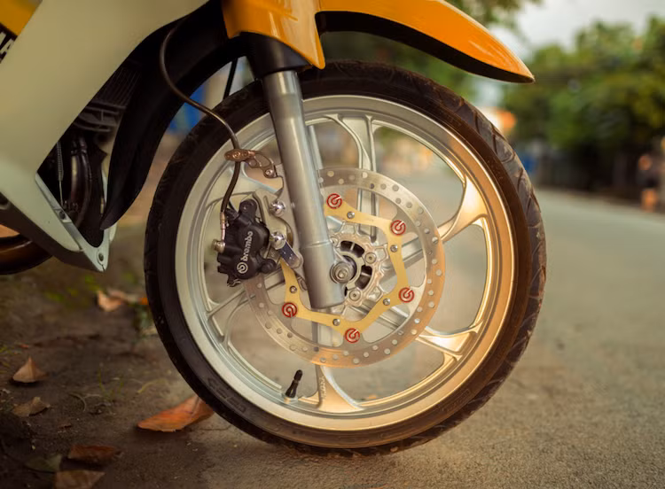 Để "làm mới" lại chiếc Z125 của mình, một người chơi xe Vĩnh Long đã phục chế lại chiếc xe như "đập thùng" và trang bị cho nó loạt đồ chơi "hàng hiệu". Bắt đầu từ phía trước, chiếc xe đã được người chơi nâng cấp hệ thống phanh bằng đĩa Brembo với lòng nhôm CNC và heo Brembo 2 piston tháo từ xe PKL.