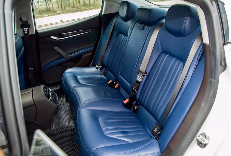 Với Ghibli phiên bản 2017, xe đều sẽ có cảm biến chất lượng khí với khả năng tính toán mức độ ô nhiễm của môi trường bên ngoài và ngăn không cho khí độc tràn vào cabin. So với các đối thủ, Maserati cũng đưa ra cho khách hàng những tùy chọn trang trí nội thất độc đáo hơn, chẳng hạn như da bọc màu xanh trên chiếc Ghibli S này.