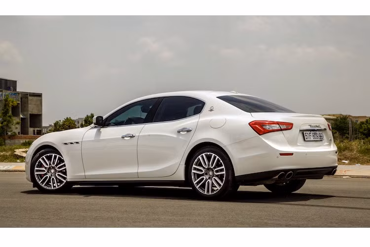 Nằm dưới dòng sedan cỡ lớn Quattroporte trong dòng sản phẩm của Maserati, Ghibli sở hữu thiết kế theo phong cách tương tự "đàn anh" của mình, hòa trộn giữa sự thể thao và sang trọng. Phần đầu xe toát lên vẻ dữ dằn nhờ thiết kế lưới tản nhiệt kiểu ngang trong khi đèn pha Bixenon kèm LED được vuốt nhọn như “cặp mắt” xếch. Thiết kế phần đuôi Ghibli khá thuôn dốc gần với kiểu một chiếc coupé gợi cảm.
