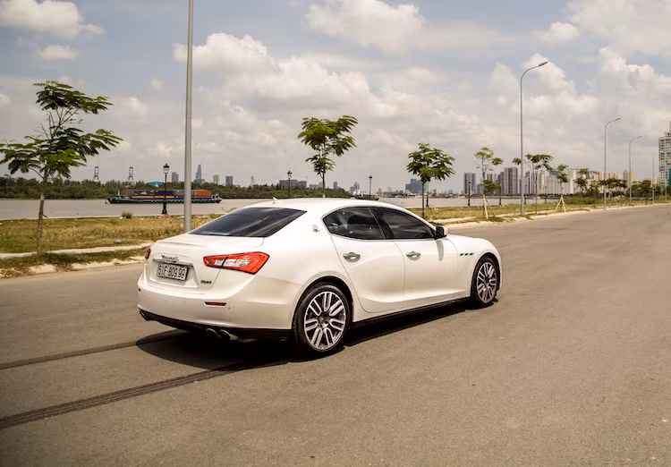 Tại Việt Nam, phiên bản Maserati Ghibli S dẫn động cầu sau có giá bán chính hãng niêm yết là 5,161 tỷ đồng. Trong khi đó, bản Ghibli S Q4 với hệ dẫn động 4 bánh có giá 5,325 tỷ. Phiên bản Ghibli rẻ nhất tại thị trường Việt khởi điểm từ 4,52 tỷ đồng.