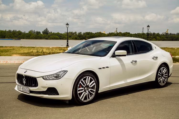 Bước chân vào Việt Nam từ cuối năm 2015, hãng xe sang Ý Maserati khởi đầu với 2 dòng xe chính là GranTurismo và Quattroporte. Sau đó không lâu, vào đầu năm 2016, dòng xe thứ 3 của hãng hiện tại là chiếc sedan hạng sang Maserati Ghibli S 2017 cũng đã được nhanh chóng đem về để phục vụ khách hàng Việt.