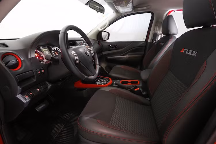 Trong khi đó, các ghế ngồi của Frontier Attack được bọc kết hợp giữa vải với hoa văn đặc biệt và da thật. Các trang bị tiêu chuẩn của chiếc xe gồm hệ thống thông tin giải trí màn hình cảm ứng 6,2 inch có kết nối GPS, hệ thống hỗ trợ leo dốc, đổ đèo, điều khiển lực kéo thông minh...