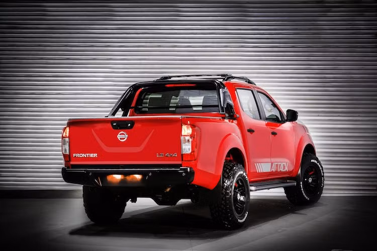 Dựa trên thân xe của Navara, hãng xe ôtô Nissan đã bổ sung thêm hàng loạt các chi tiết để khiến chiếc Frontier Attack "ngầu" và đậm chất offroad hơn phiên bản thường. Không chỉ có baga trên mui, thanh giằng thùng hàng và tấm bảo vệ cản trước, chiếc xe còn có các decal đặc biệt dán dọc thân xe, bộ lốp gai Yokohama "ngoại cỡ và gầm nâng cao.