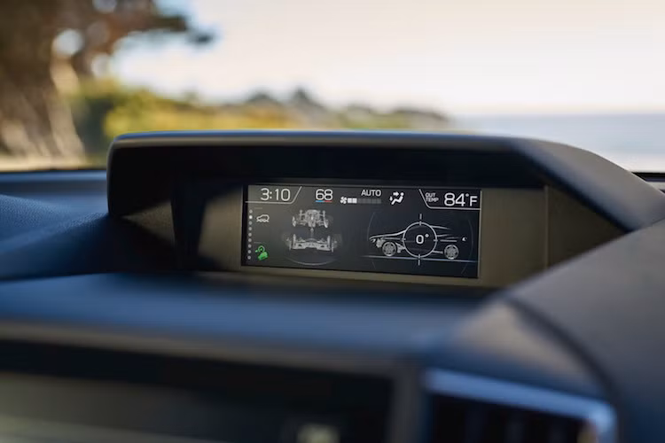 Hệ thống lái của Crosstrek thế hệ mới đã được Subaru tích hợp thêm chế độ phân bổ mô-men xoắn chủ động. Chế độ này sẽ kiểm soát động cơ, hệ dẫn động 4 bánh và phanh để hỗ trợ người lái kiểm soát chiếc xe khi phát hiện ra hiện tượng trượt bánh.