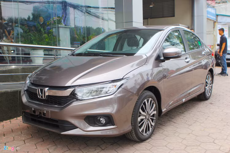 Sau khi ra mắt tại một số thị trường trong khu vực, mẫu sedan hạng B Honda City 2017 cũng vừa chính thức lên kệ tại Việt Nam. Dòng xe này bán ra với 2 phiên bản 1.5 và 1.5TOP kết hợp hộp số vô cấp CVT. Mức giá lần lượt là 568 và 604 triệu đồng.