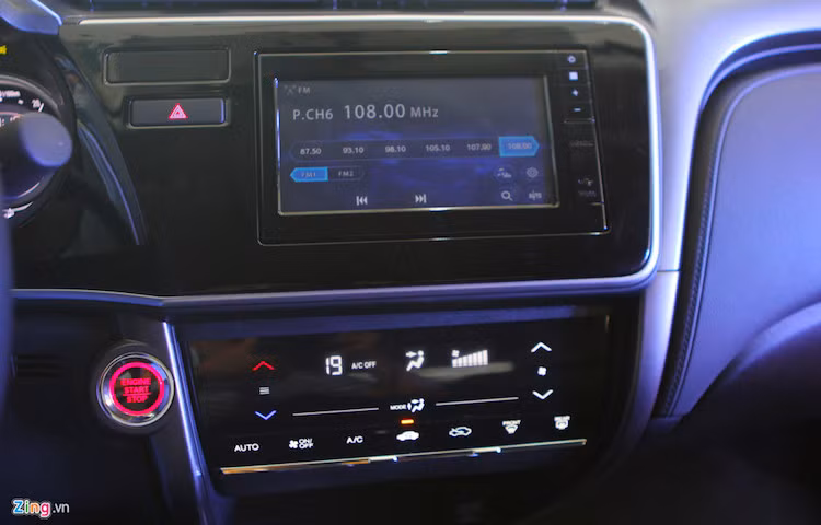 Hệ thống điều hòa tự động và có thể điều chỉnh cảm ứng. Xe sử dụng chìa khóa thông minh, khởi động bằng nút bấm. Hệ thống kiểm soát hành trình cũng lần đầu tiên xuất hiện trên một mẫu sedan hạng B như Honda City.