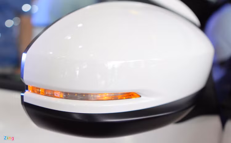 Gương chiếu hậu bên ngoài tích hợp đèn báo rẽ xi-nhan và có thể điều chỉnh, gập điện.