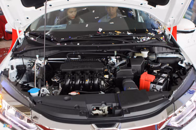 Các trang bị an toàn khác trên mẫu Honda City mới như 6 túi khí, các hệ thống ABS, khởi hành ngang dốc, cân bằng điện tử. Xe vẫn sử dụng động cơ i-VTEC, SOHC, dung tích 1.5L cho công suất tối đa 118 mã lực tại 6.600 vòng/phút và mô-men xoắn cực đại 145 Nm tại 4.600 vòng/phút.