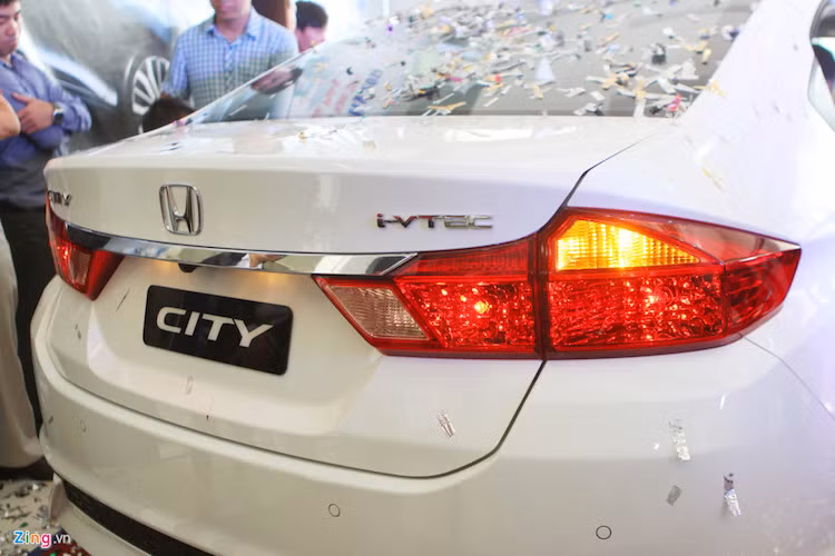 Ở bản 1.5TOP, xe được trang bị camera lùi giúp việc lùi xe vào chỗ đỗ dễ dàng hơn.