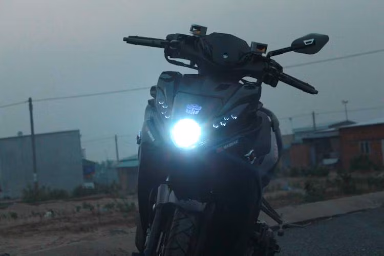 Ở phía trước, phần đèn pha nguyên bản của Nouvo SX đã được người chơi xe đặt chế lại với đèn pha gương cầu lấy từ xe Mercedes, kết hợp với các dải đèn xi-nhan và demi 2 bên cũng được chế LED đẹp mắt. Sau khi chế đèn, chóa đèn pha đã được sơn màu đen "ton-sur-ton" với thân xe.