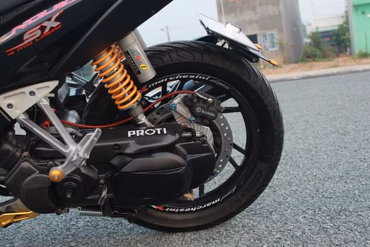 Thay vì mâm 5 cánh nguyên bản, chiếc Nouvo này đã được thay thế mâm 6 cánh xoắn đẹp mắt hơn của Suzuki Hayate, đi kèm với cặp lốp Michelin City Grip có độ bám đường cao. Vốn có phanh đùm bánh sau, chiếc xe cũng được độ lên hệ thống phanh đĩa nhờ có heo Brembo KTM 2 piston và đĩa Honda CBR150.