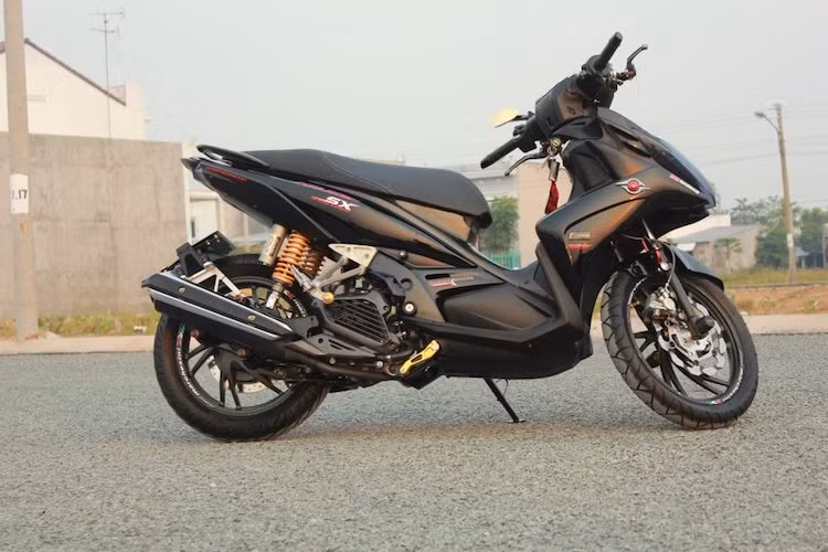 Hiện tại, dòng xe ga Yamaha Nouvo SX đã bị "khai tử" để nhường chỗ cho "đàn em" Yamaha NVX mới. So với NVX, dù Nouvo không được đón nhận nhiệt liệt bằng nhưng tại Việt Nam, vẫn có không ít người chơi xe ưa chuộng chiếc tay ga với kiểu dáng mạnh mẽ dành cho nam giới này.