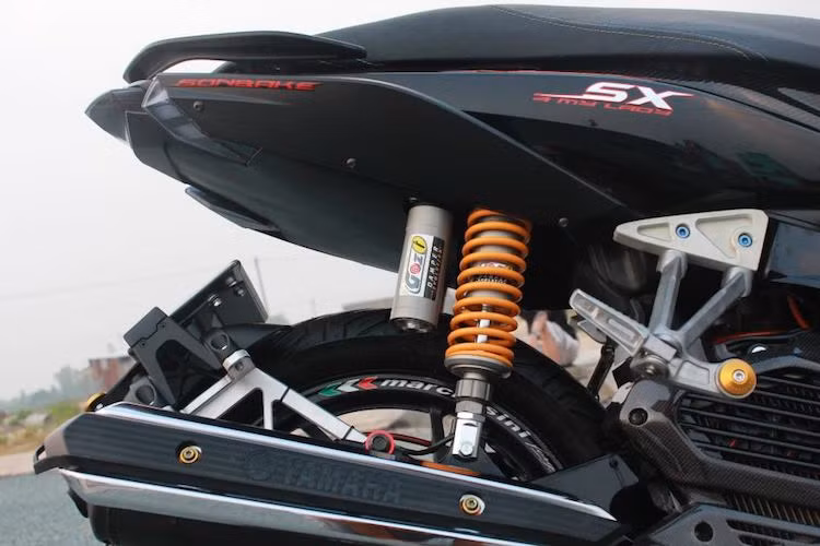 Hệ thống phuộc sau của xe đã được thay bằng cặp phuộc G@zi để khiến chiếc Nouvo vận hành ổn định hơn. Để tạo dáng thể thao, phần đuôi xe đã được loại bỏ dè sau và thay bằng pad biển số phong cách Ducati Diavel.