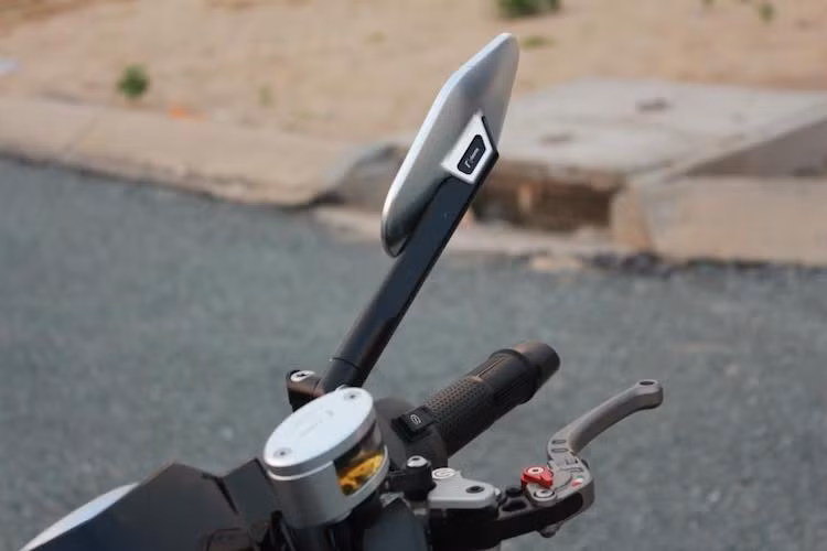 Nằm ở phía trên tay lái của chiếc xe là hàng loạt các phụ kiện đã trở nên quen thuộc với dân chơi xe máy Việt, có thể kể tới như cùm phanh Brembo, bình dầu Rizoma Next, tay phanh CRG, gương hậu Rizoma Ellisem bao tay Rizoma Lux, gù tay lái Rizoma.