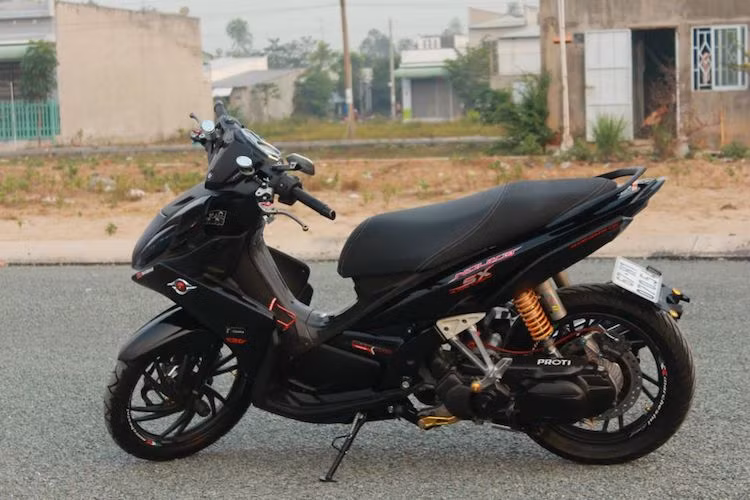 Sau khi được một dân chơi An Giang độ lại, chiếc xe ga Yamaha Nouvo SX đã gây ấn tượng bởi vẻ ngoài cực "ngầu" và thể thao, cùng với loạt phụ kiện bắt mắt làm điểm nhấn.